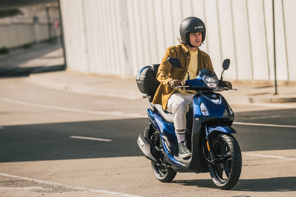 El motor de 125 entrega 11 cv de potencia, suficiente para tus recorridos urbanos