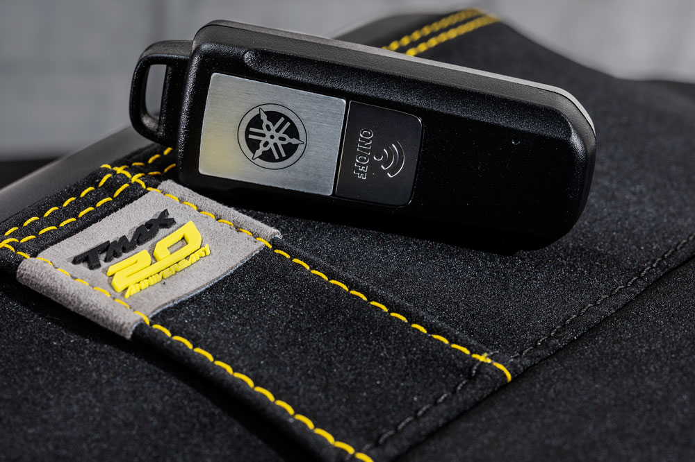 Llave y asiento personalizados con motivo del 20 aniversario del TMax