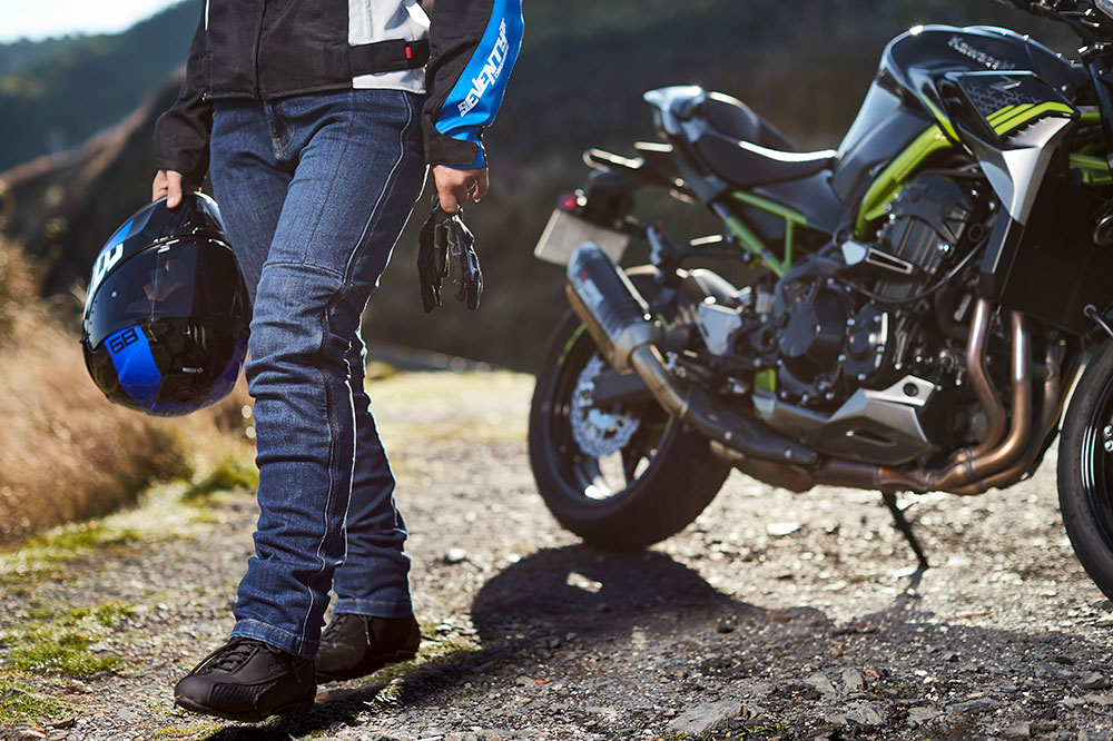 ¿Tiene que estar homologado el equipamiento para moto?