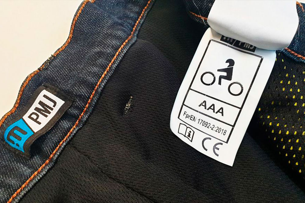 Solo tienes que mirar el etiquetado de tu equipamiento de moto para ver el tipo de homologación