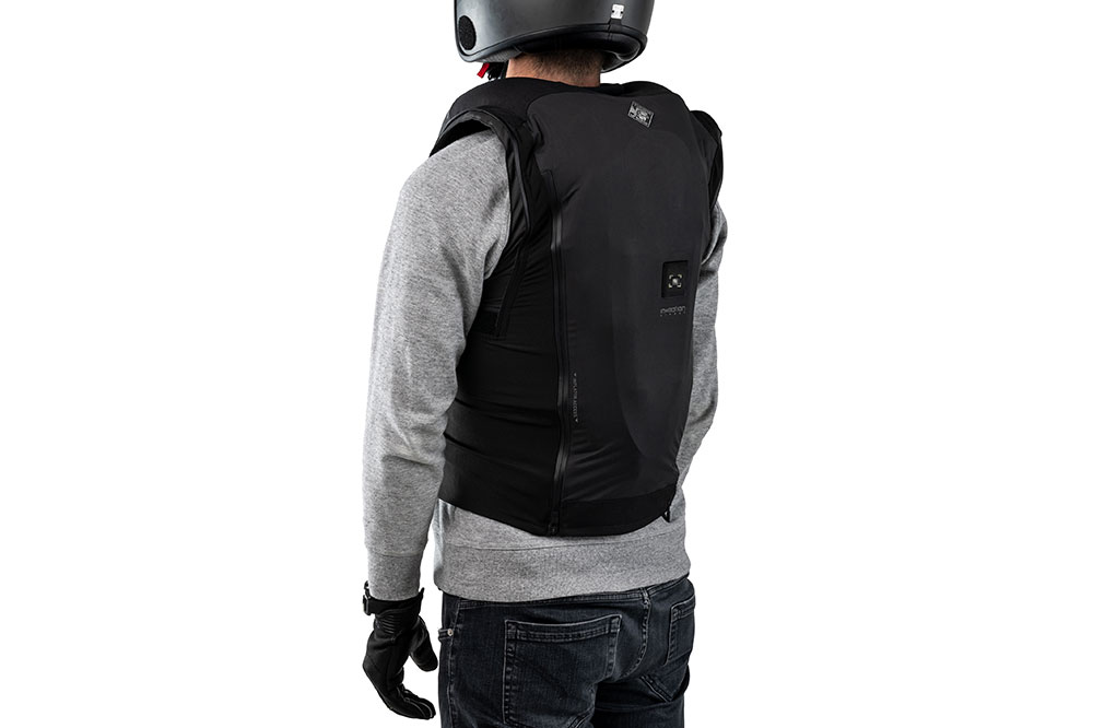 El chaleco con airbag usado como prensa externa se puede usar con una mochila