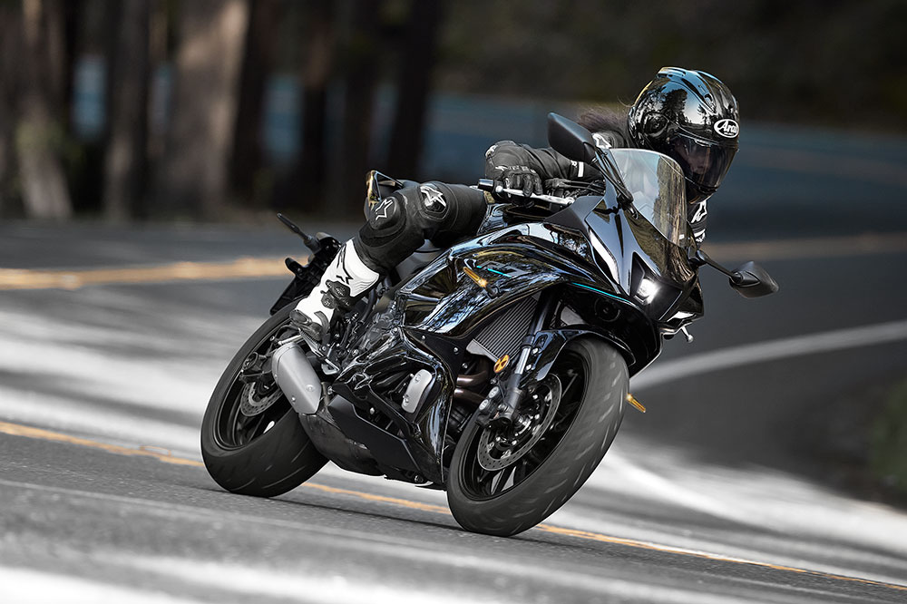 La Yamaha R7 no es una deportiva extrema; más bien es una moto para uso diario