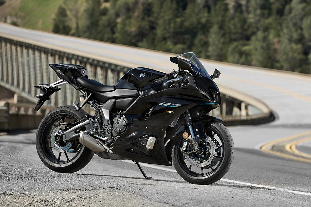 En la Yamaha R7 tendrás una posición de conducción deportiva y poco espacio para el acompañante