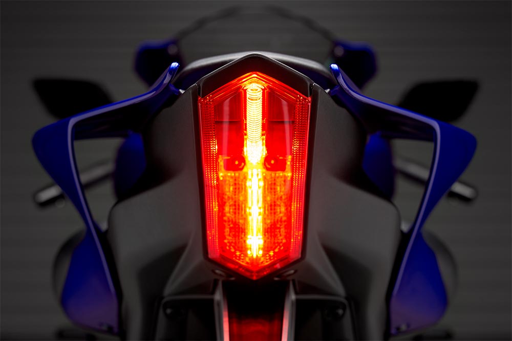 El alumbrado de la Yamaha R7 es completamente de LED