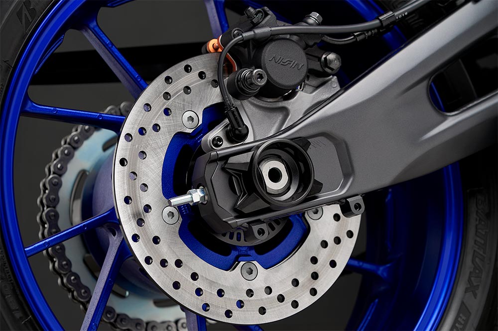 El conjunto de frenos de la Yamaha R7 es acorde con sus dotes deportivas