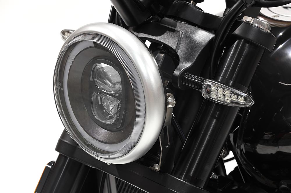 E faro delantero de la Hanway SC 125 es de corte clásico con tecnología LED