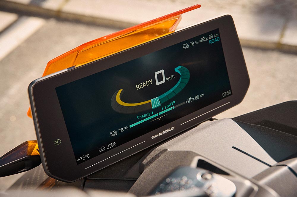 El cuadro de instrumentos es una de las pantallas TFT más grandes del sector de la moto