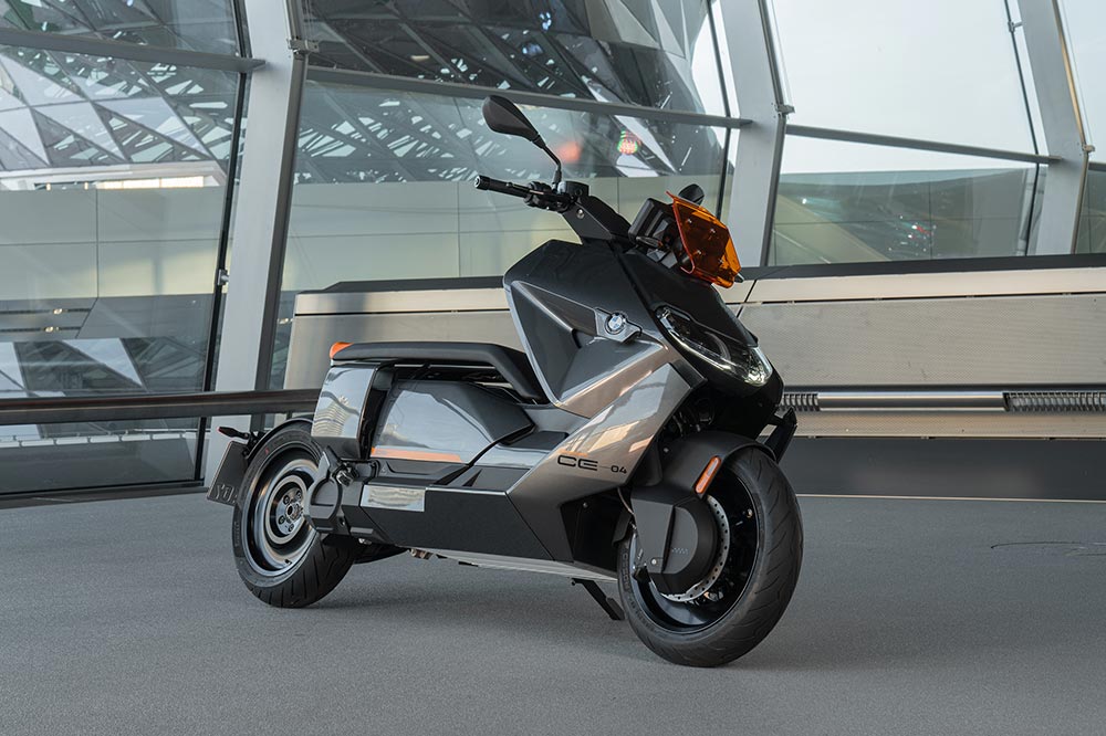 Puedes recargar el BMW CE 04 en una toma doméstica o en un cargador rápido