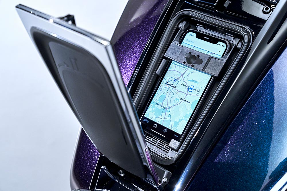 En el depósito encontramos un espacio para el nuestro dispositivo movil