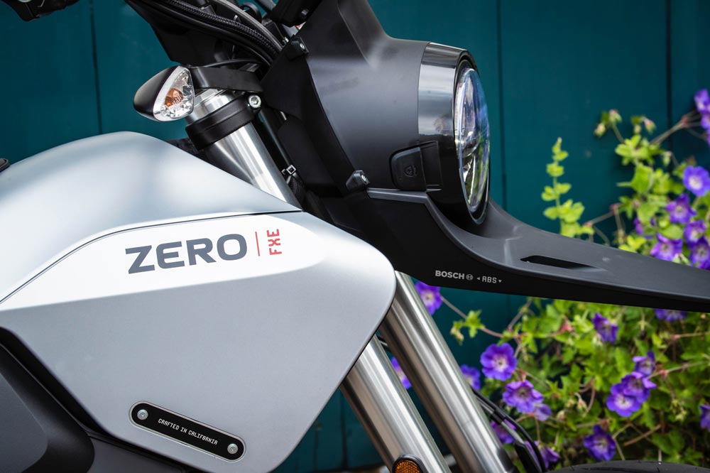 Detalle del faro delantero y la aleta elevada de la Zero FXE