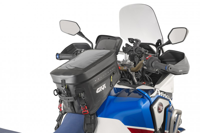Givi bolsa sobre depósito GRT715 en Africa Twin