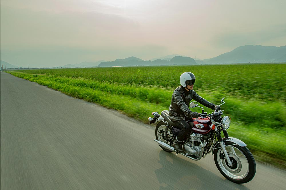Kawasaki ha recuperado todo el espíritu de los 60 en su W800