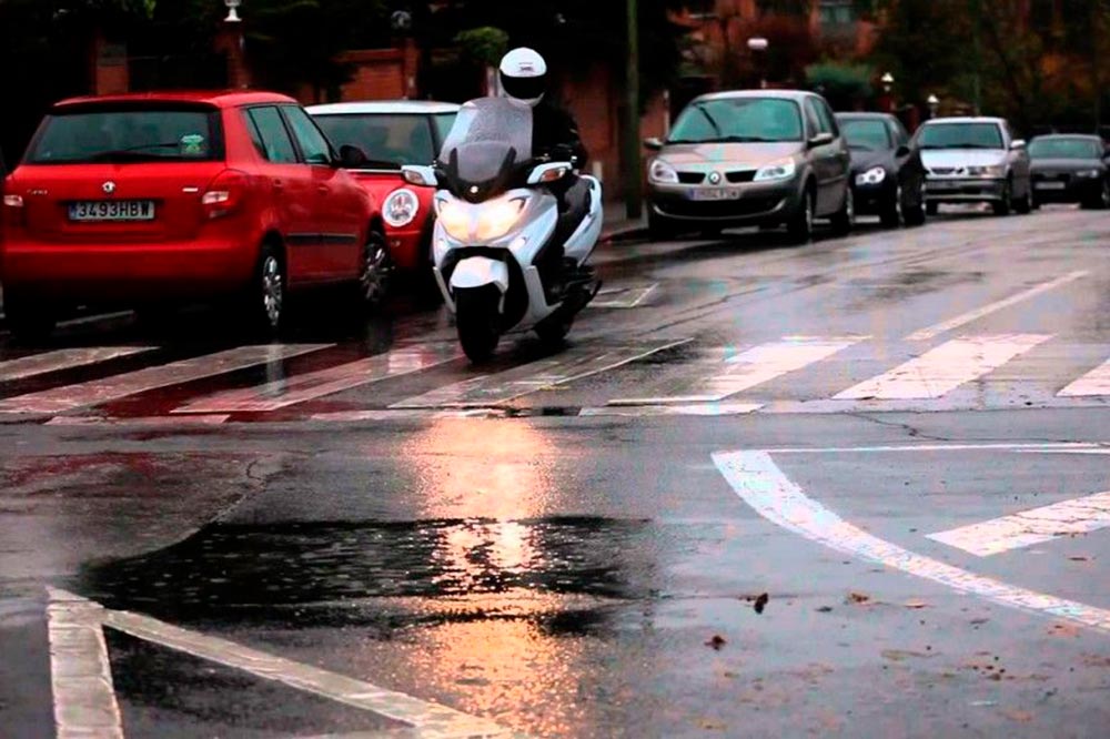 El estado de la vía o de la señalización los días de lluvia son clave para la seguridad de las motos