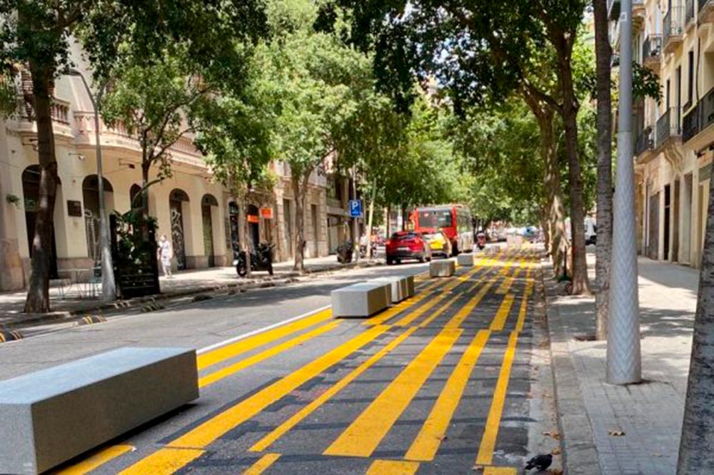 Los elementos que usan los ayuntamientos para separar carriles ponen en riesgo a motos y scooter
