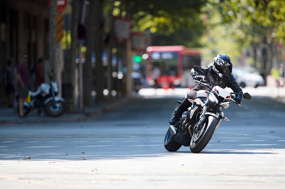 12 consejos para la mejorar la seguridad de las motos frente a los coches