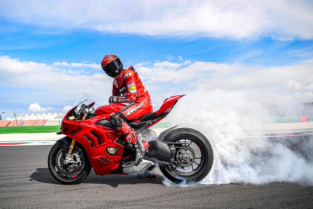 El motor entrega una potencia de 235 cv.