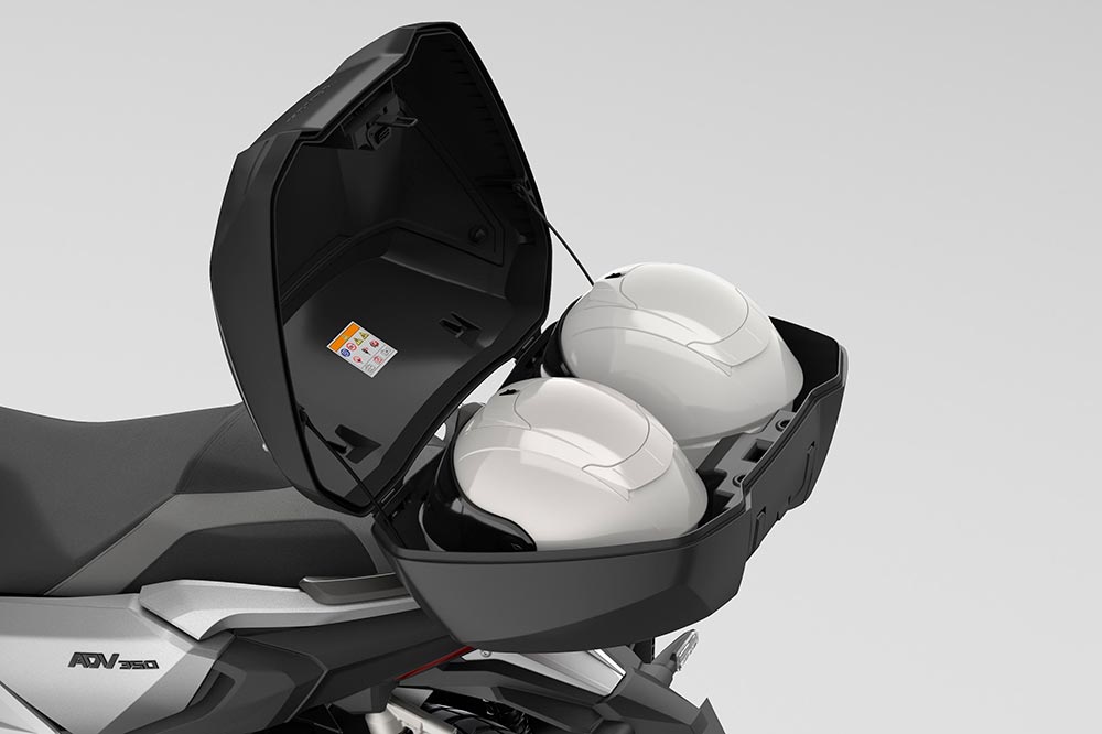 Honda te ofrece algunos accesorios originales como este top box de anclaje directo