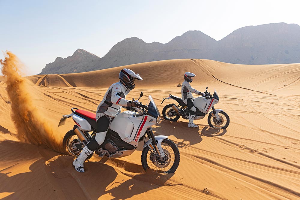 El motor de dos cilindros viene con las mejoras que ya se han visto en la Multistrada V2 o en la Monster