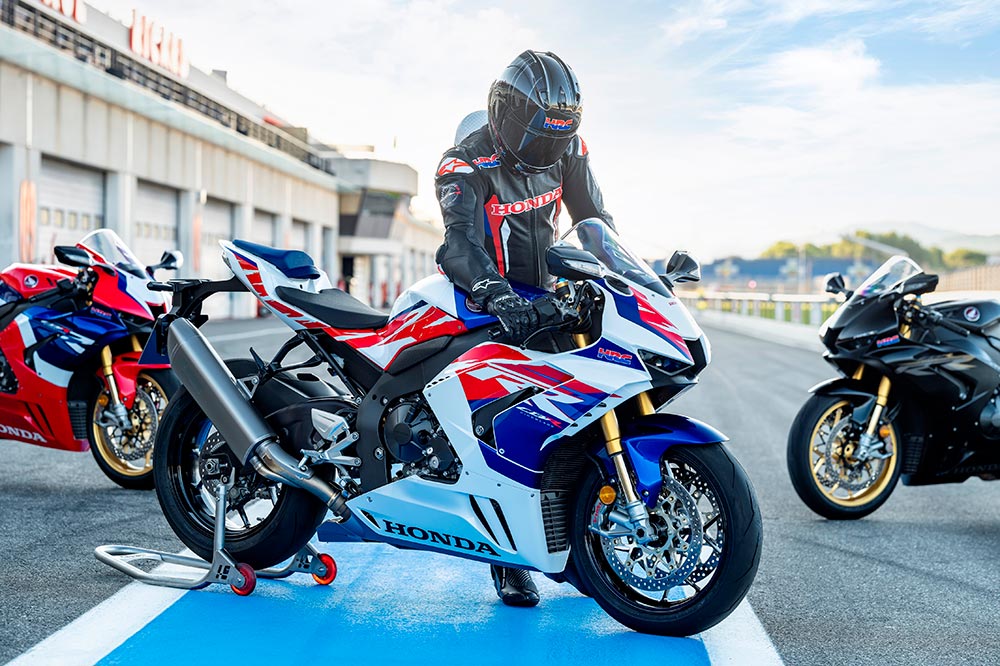 Honda CBR 1000 RR R Fireblade 2022 con la decoración 30 aniversario