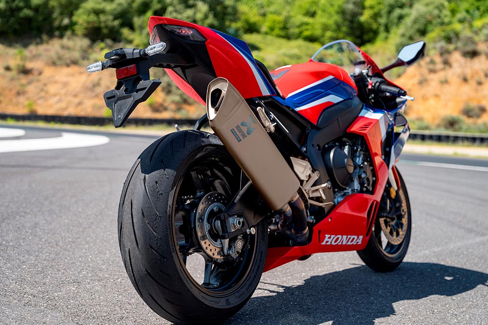 Escape Akrapovic de titanio