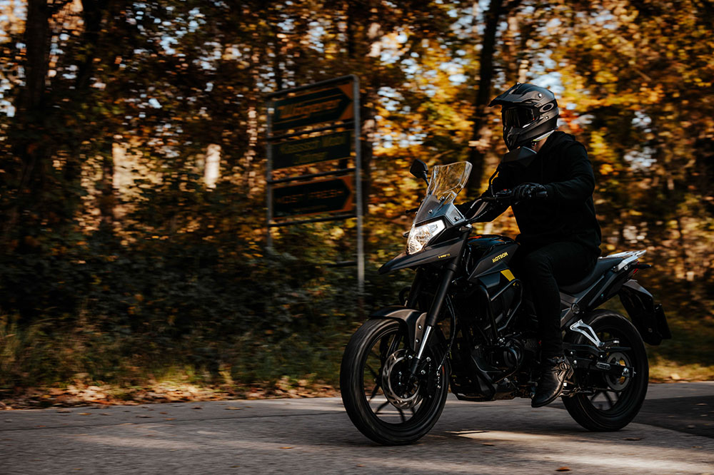 Las motos trail 125 son un buen punto de partida para aprender a ir en moto