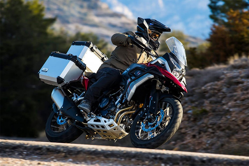 La Macbor Montana XR5 es una moto para el A2 con la que podrás emprender tus primeros viajes de aventura