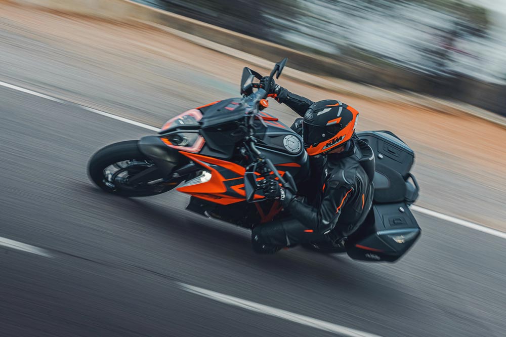 La Super Duke GT cuenta con muchos elementos de la RR