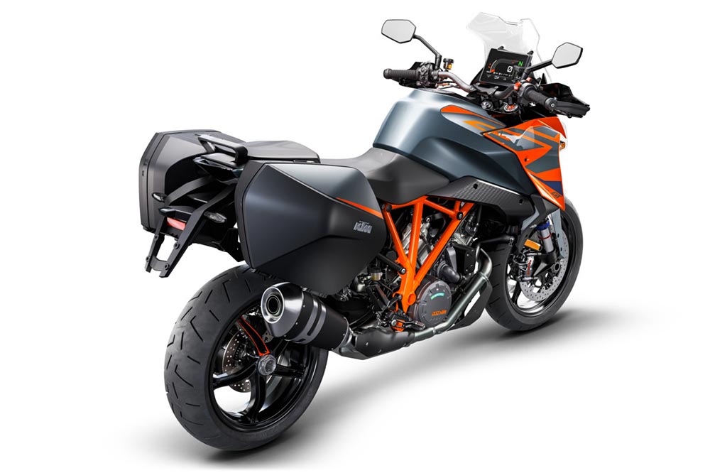 El juego de maletas y el carenado se integran a la perfección en la agresiva estética de esta KTM