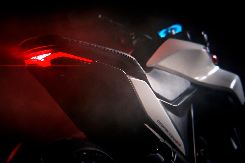 Como ya es corriente, la zaga de la moto se muy simple
