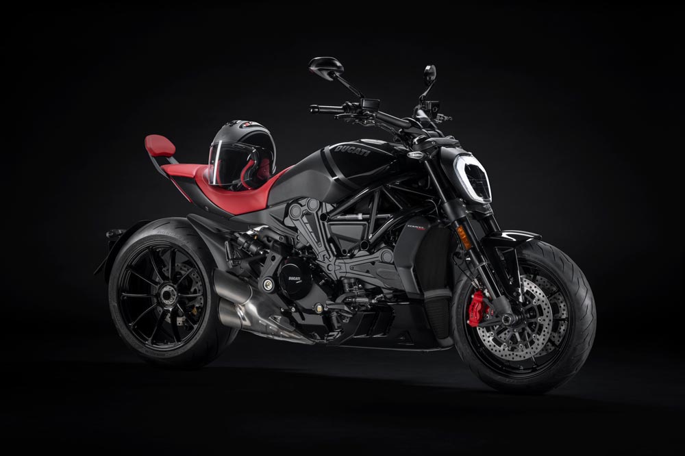 La Ducati XDiavel Nera nace tras un acuerdo con una marca de muebles de lujo