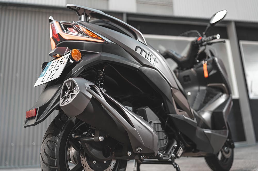 Los grupos ópticos delantero y trasero refuerzan el carácter de este scooter