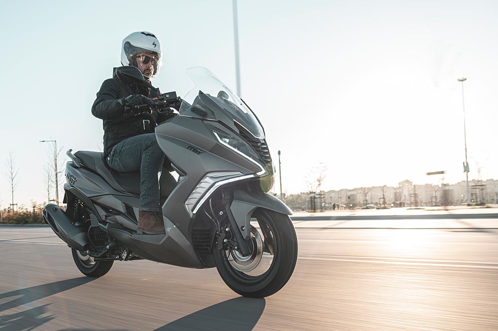 Las grandes dimensiones de un scooter GT son buenas aliadas para el día a día