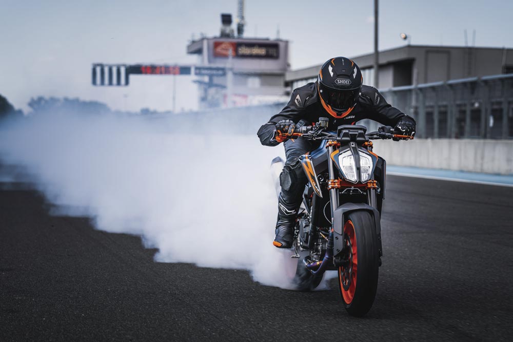 El precio de la KTM 890 Duke R es de 13.049 euros