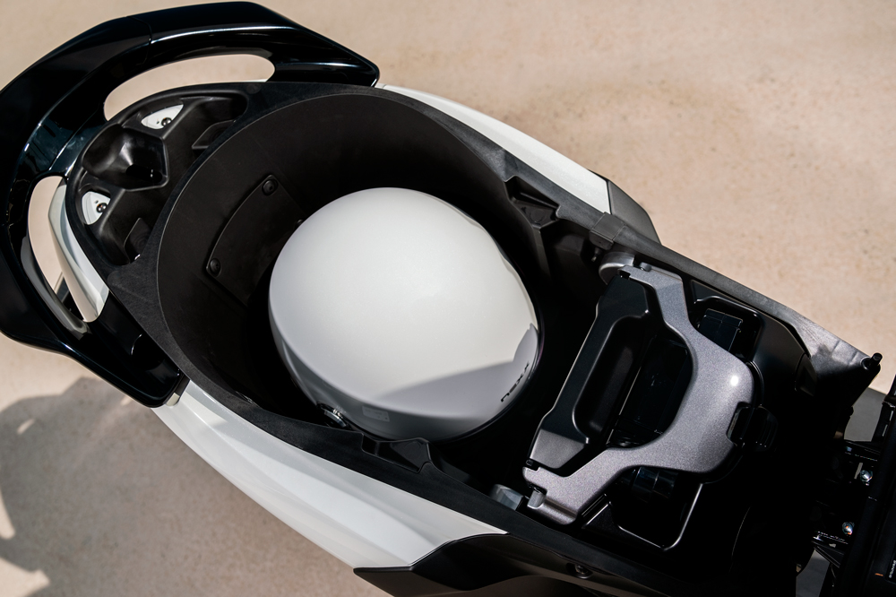 Si no usamos una segunda batería, tenemos espacio para el casco debajo del asiento