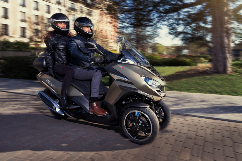 Algunos scooter de tres ruedas no están considerados como motos