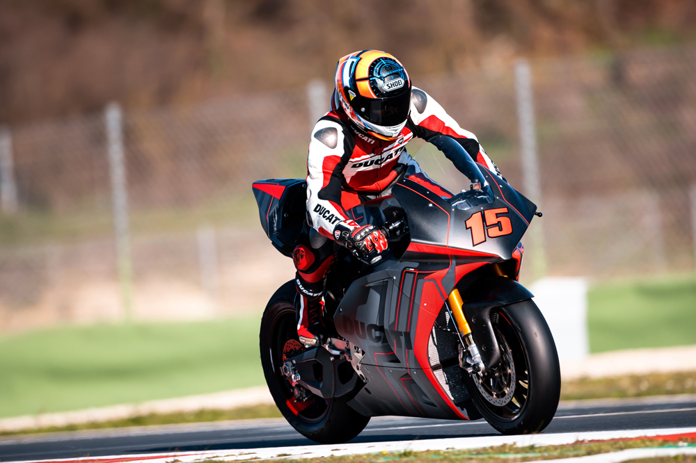 Alex de Angelis fue el piloto que rodó en la pista de Vallelunga con la Ducati Eléctrica