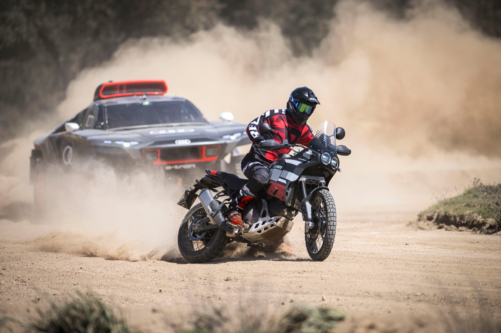 Ducati Desert X y Audi RS Q etron