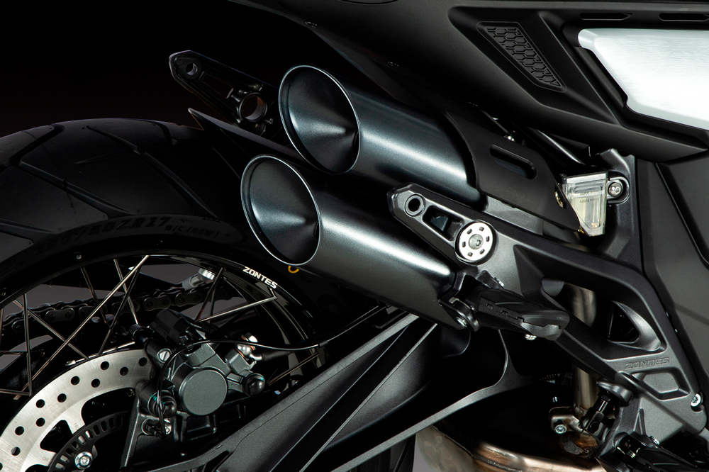 Detalle de la doble salida de escape de la Zontes GK 350