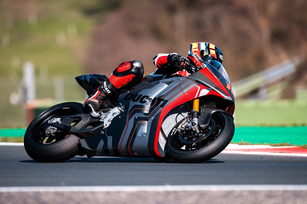 Pirro, De Angelis y Davies han estado directamente involucrados en el desarrollo de esta moto para el Mundial MotoE