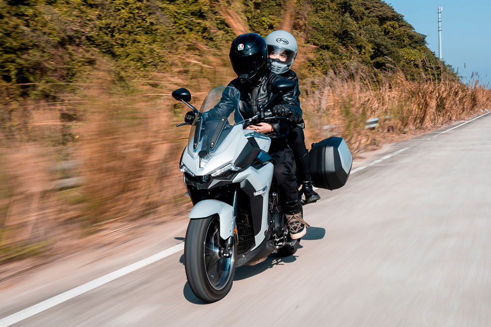 La Zontes X350 es la sport turismo para el A2