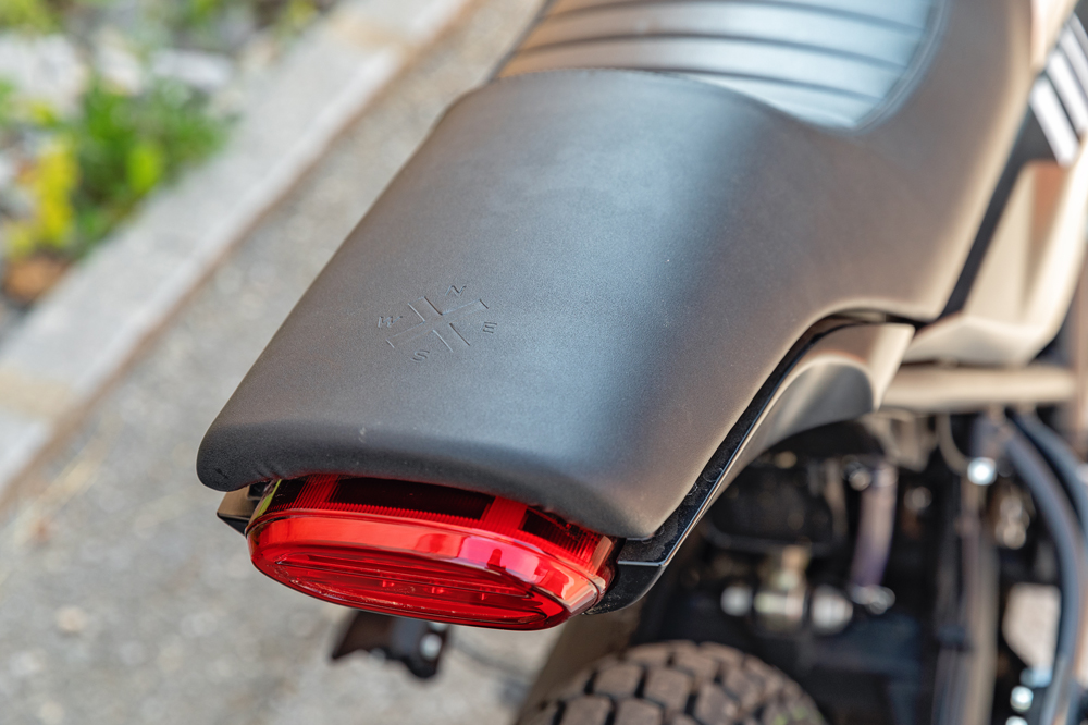 El asiento, muy recortado, hace que la parte trasera de la moto sea muy deportiva