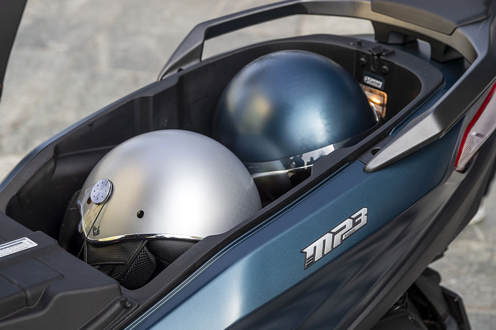 Hueco para el casco con espacio para dos elementos integrales