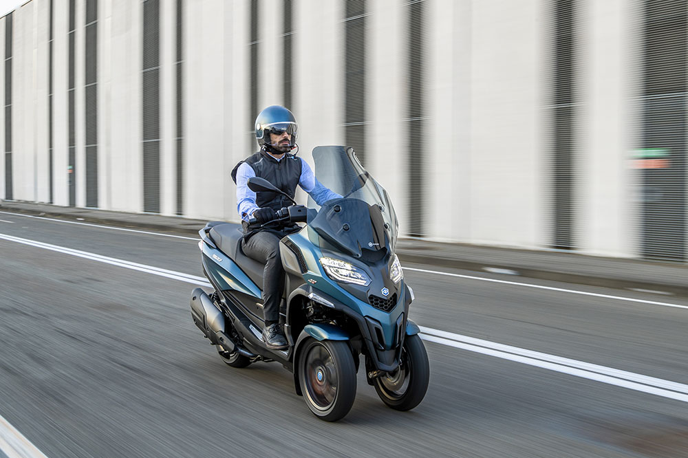 Los scooter de tres ruedas como el MP3 no se consideran motocicletas
