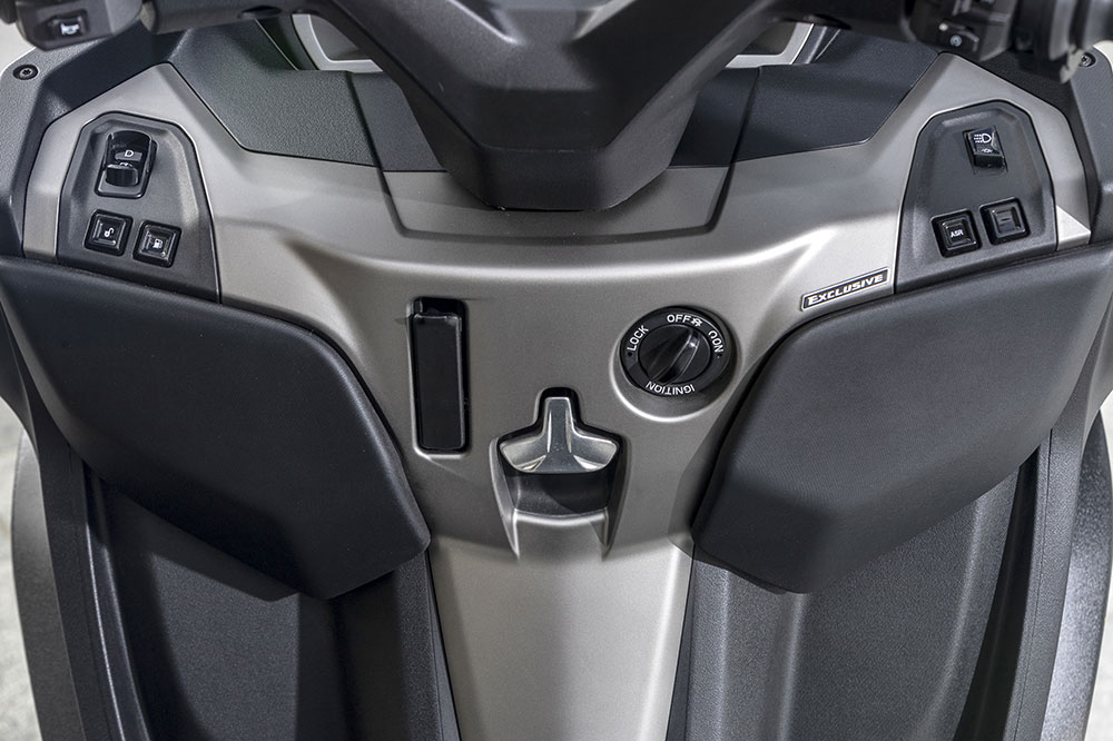 Detalle de los dos elementos acolchados tras el escudo del Piaggio MP3