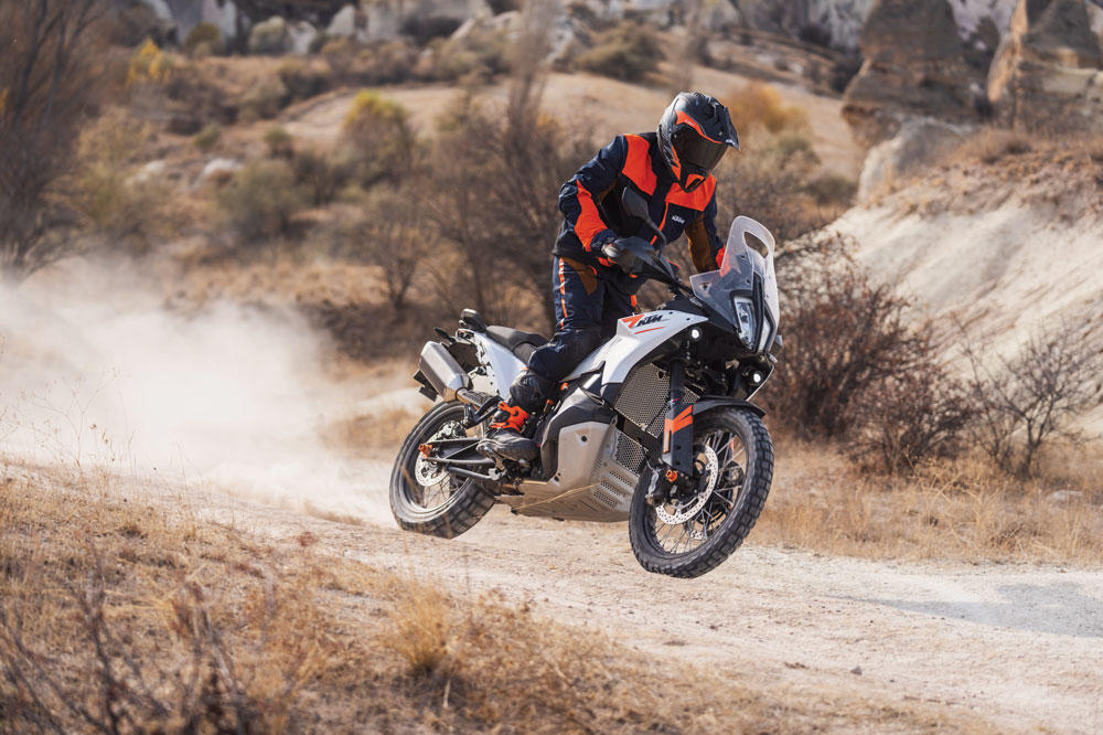 Más ligera y funcional que la 890 Adventure, esta renovada 790 puede ser limitada para el A2