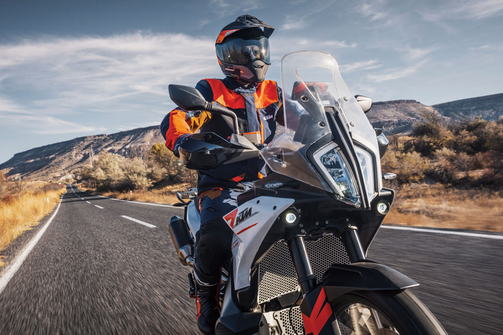 El motor de la 790 Adventure está orienado hacia un público menos exigente