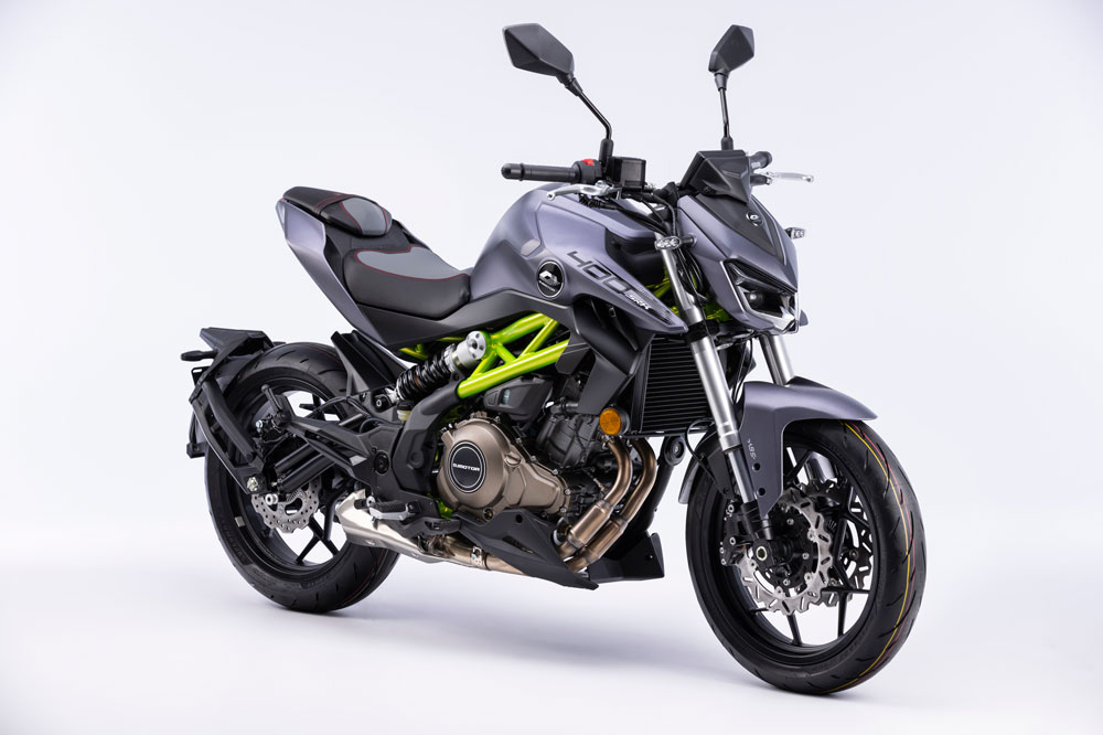 El aspecto de la SRK 400 tiene una clara inspiración de moto naked deportiva y divertida