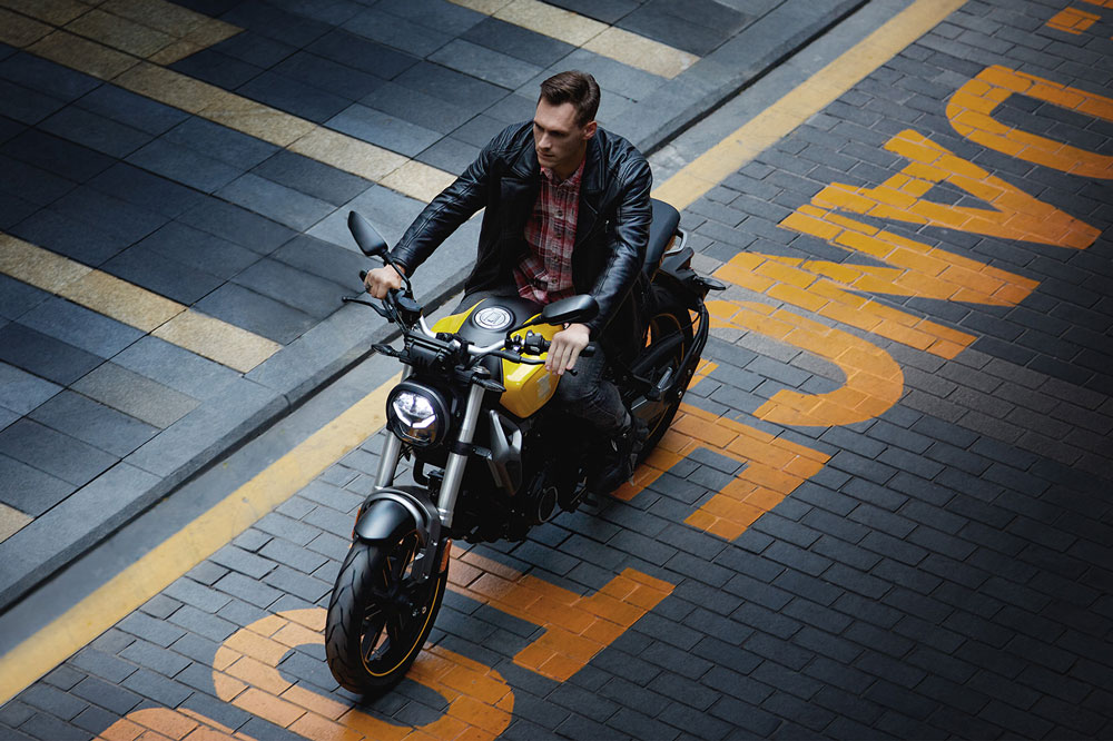 La Voge 350 AC es una moto urbana con toques scrambler