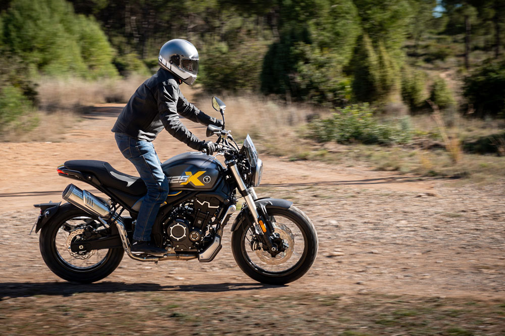 Las llantas de radios cruzados le dan un aspecto algo más off road
