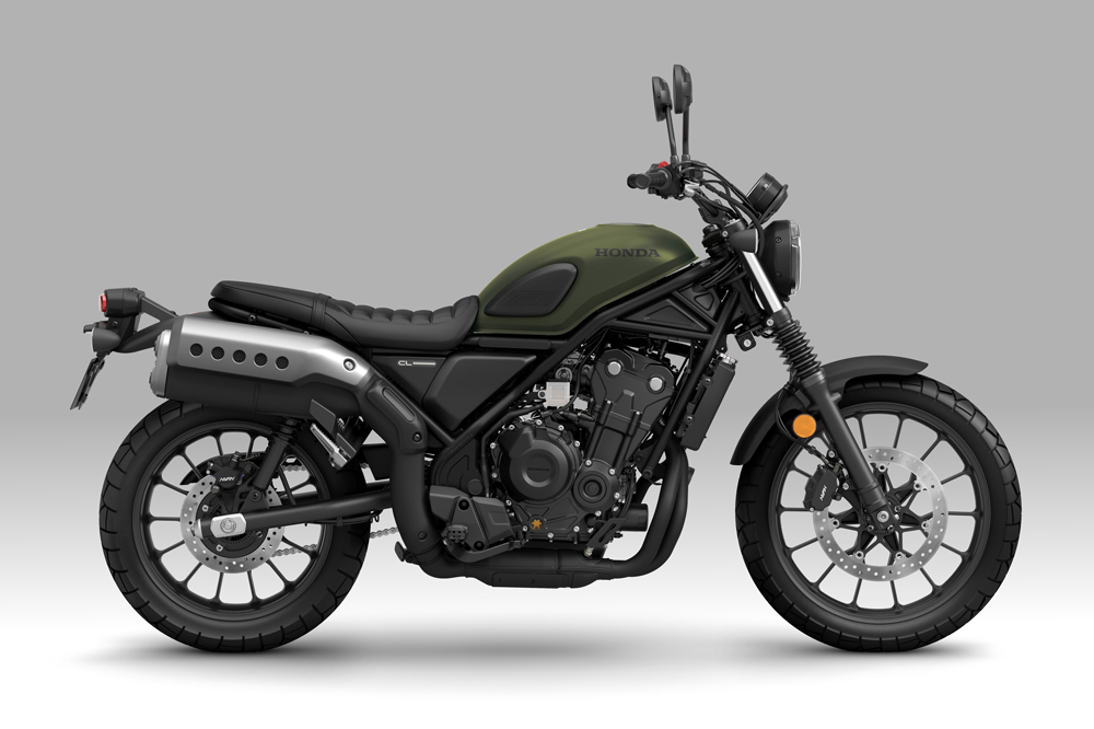 El escape alto es la nota característica de esta Honda CL500.